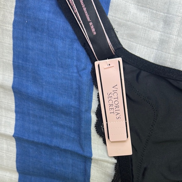 Elegant Black Bras with Adjustable Straps and Molded Cups - Picture 9 of 12